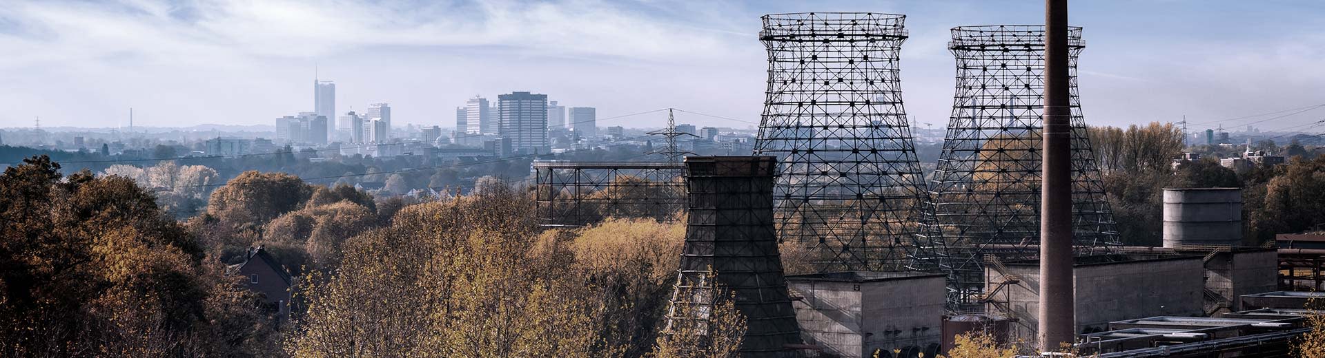 Le paysage industriel d'Essen, avec des cheminées d'usine désaffectées au premier plan.