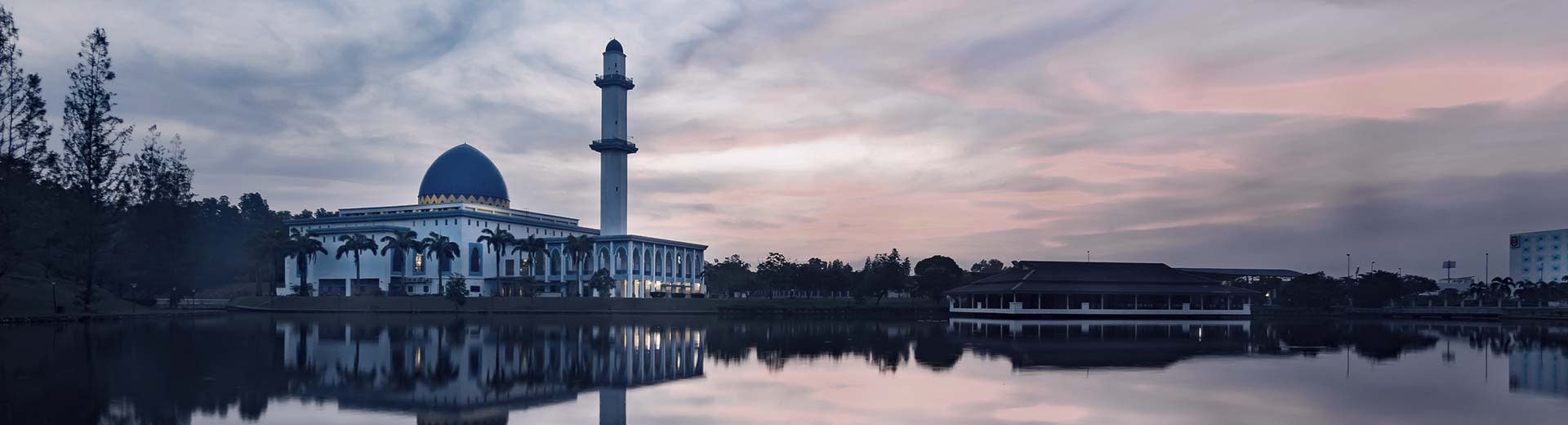 Una hermosa mezquita siluada contra el sol poniente en Kajang.