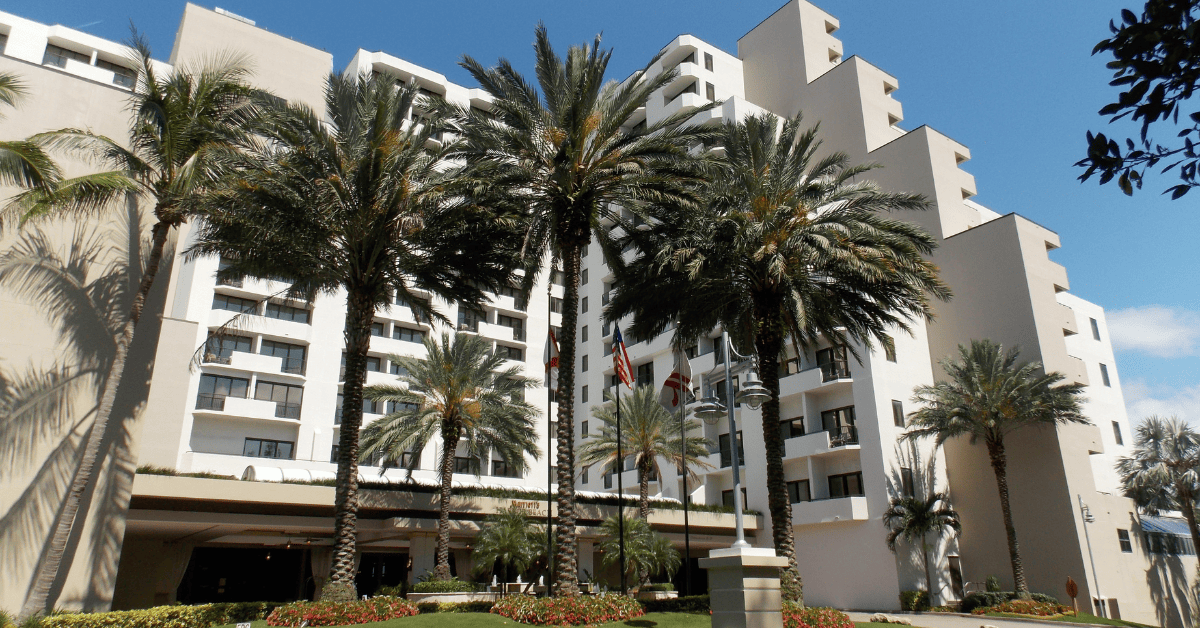 <figcaption class="wp-element-caption">Fort Lauderdale Marriott Harbor Beach Resort &amp; Spa. <em>Image Credit: Wikimedia</em></figcaption>