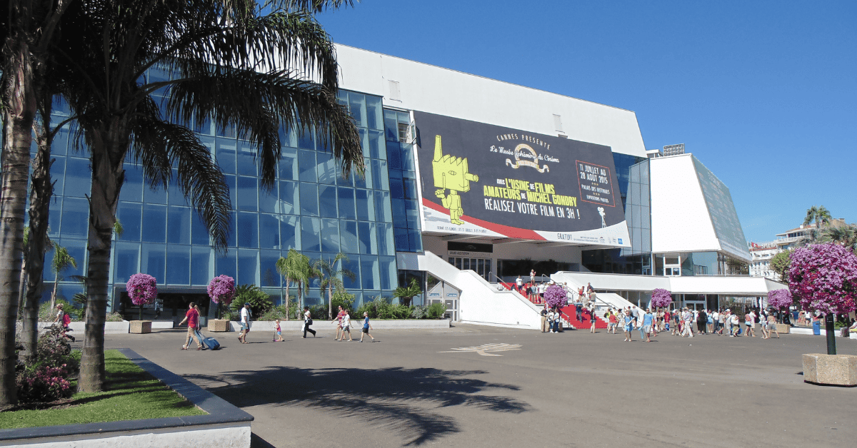 <figcaption class="wp-element-caption">Palais des Festivals et des Congrès steals the spotlight as the main venue, setting the stage for the prestigious Cannes Film Festival. <em>Image credit: Wikimedia</em></figcaption>