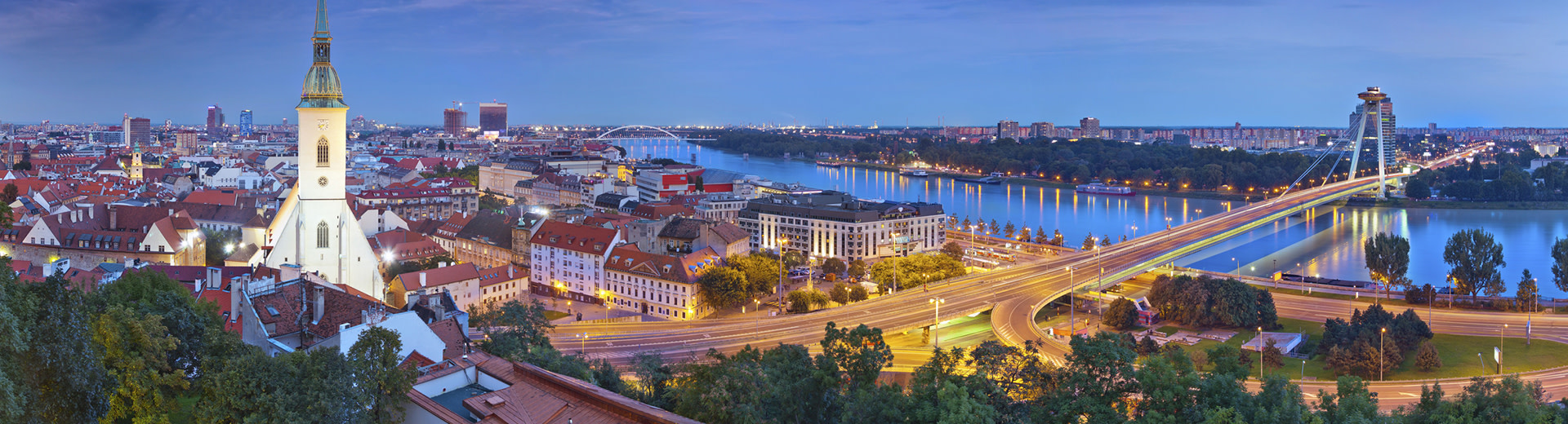 Bratislava mit berühmten und historischen Gebäuden, die vor der Donau der Flusskana umrahmt sind.