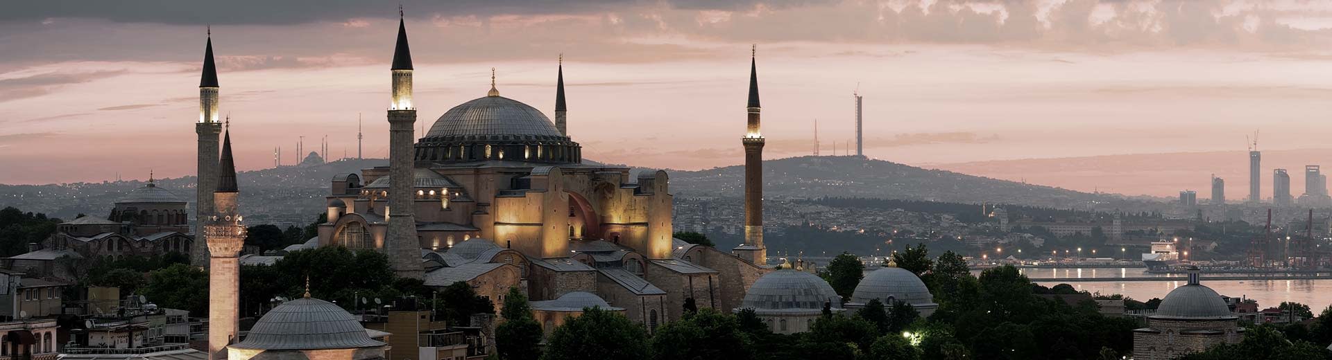 イスタンブールの夕日に照らされたモスク。