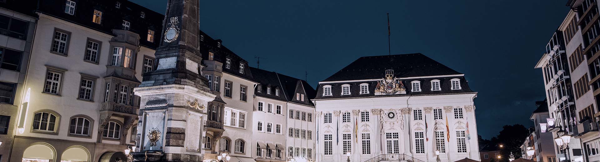 Por la noche, se ilumina una hermosa e histórica plaza de la ciudad en Bonn.