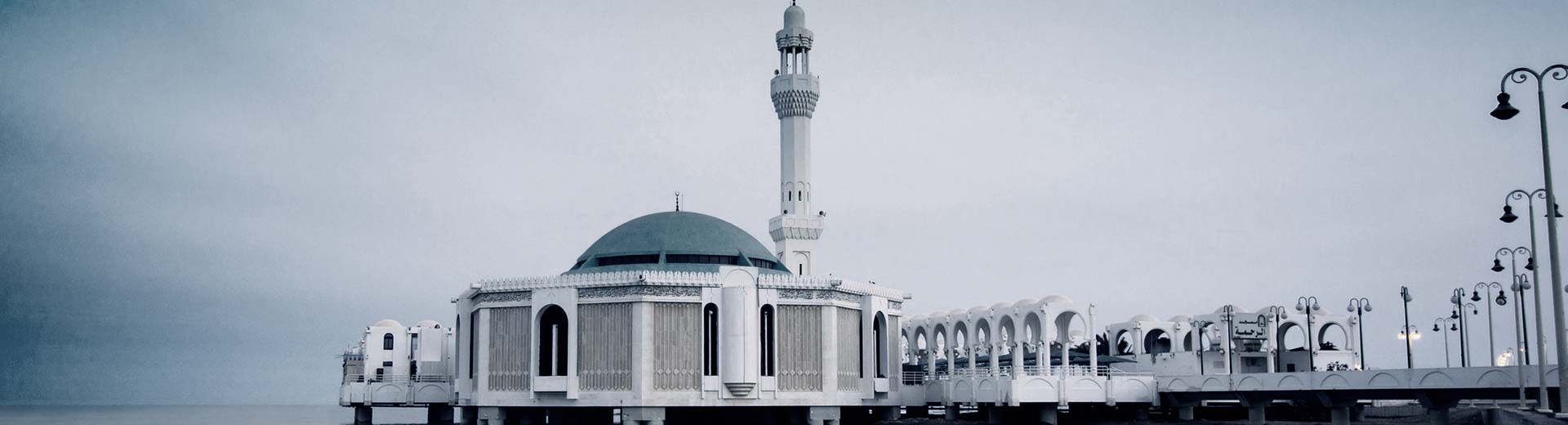 Una mezquita blanca en un raro día gris en Jeddah.