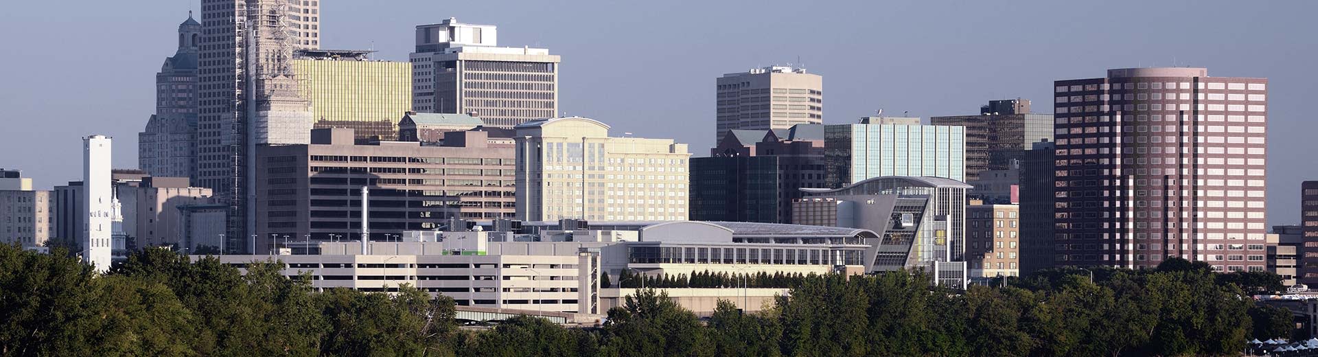 Square und uninspirierende Gebäude von Hartford an einem grauen Tag.