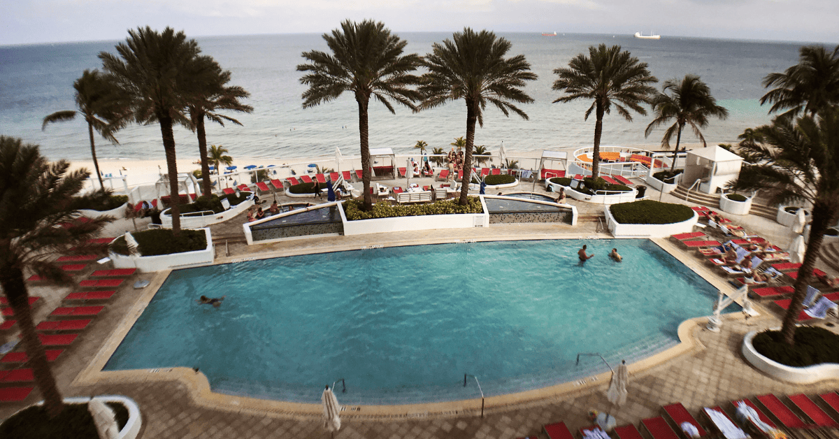 <figcaption class="wp-element-caption">Hilton Fort Lauderdale Beach Resort. <em>Image Credit: Steam Pipe Trunk Distribution Venue/Flickr</em></figcaption>