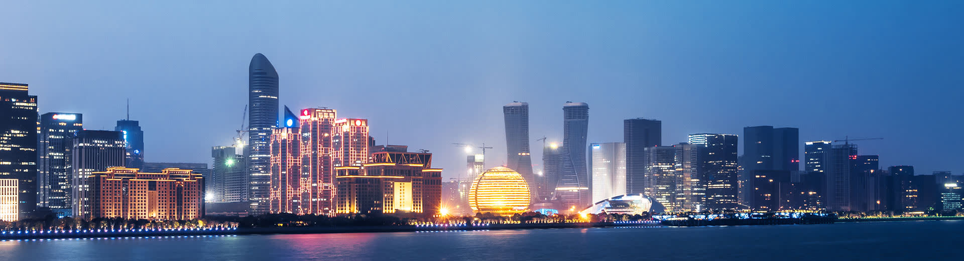 Eine funkelnde Auswahl an Wolkenkratzern beleuchtet den Nachthimmel in Hangzhou.