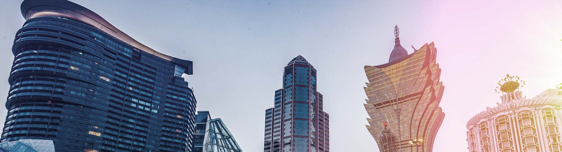 Dans la lumière du crépuscule, nous avons vu certains des plus hauts bâtiments de Macao.