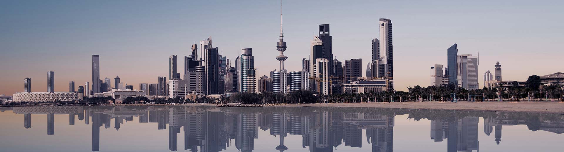 科威特城现代化的宏伟天际线矗立在一片水域之前。