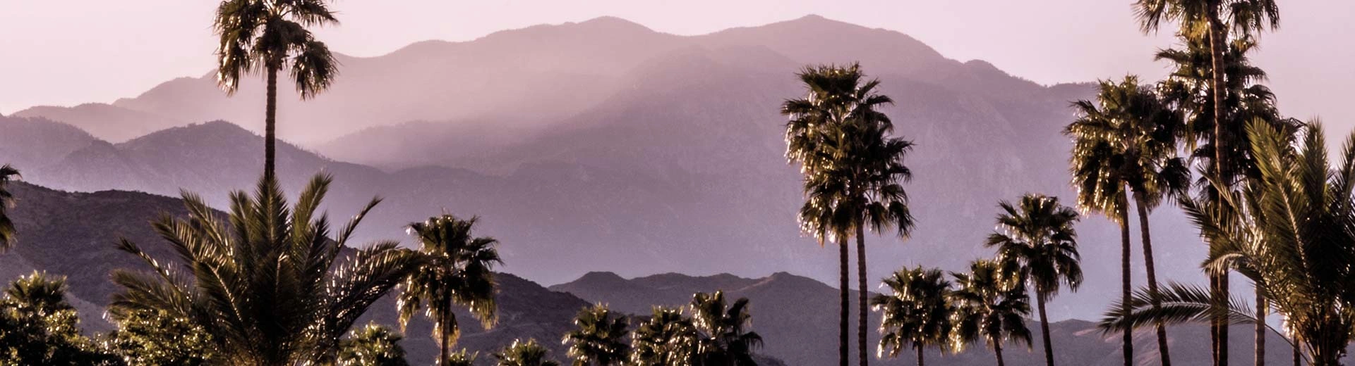 Les collines en arrière-plan, tandis que les rues de Palm dominent le premier plan par une journée claire et chaude à Palm Springs.