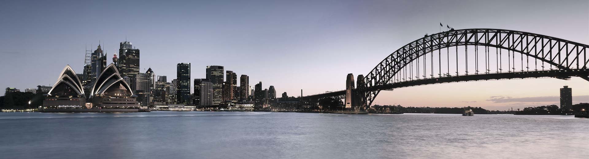 闻名遐迩的悉尼歌剧院是这一场景的主景，右侧是多座建筑和悉尼大桥。