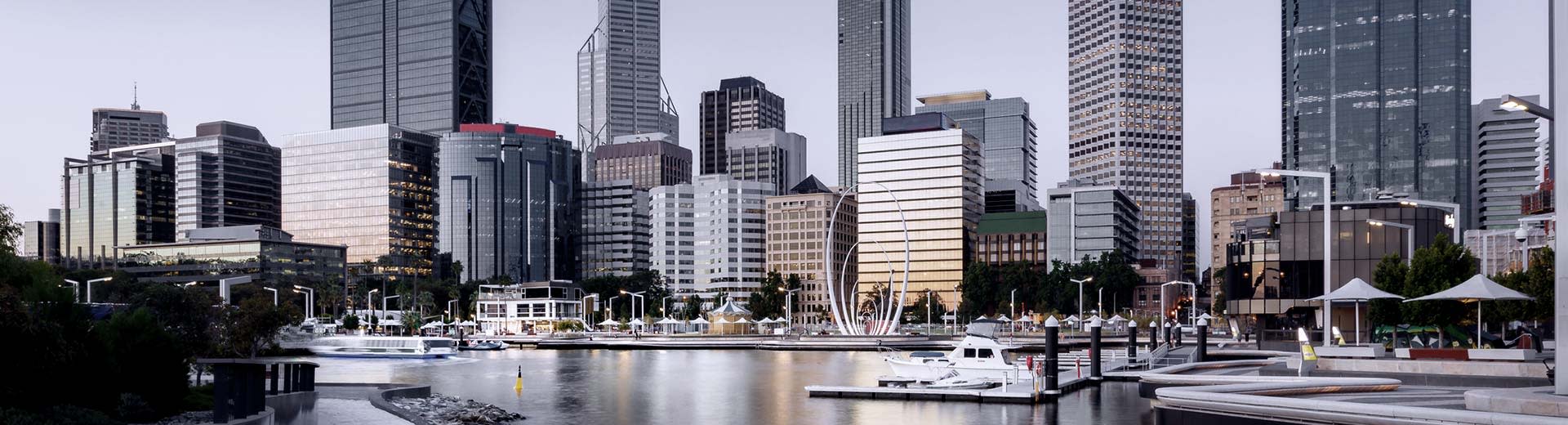 Une vue du port de Perth, avec des gratte-ciel à l'aspect générique en arrière-plan.