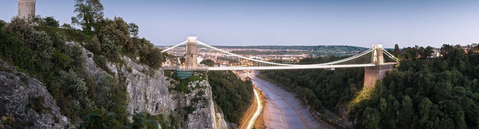 Grüne Gebüsch auf einer Felsklippe nach links mit Blick auf die Clifton Suspension Bridge in Bristol rechts nach rechts.