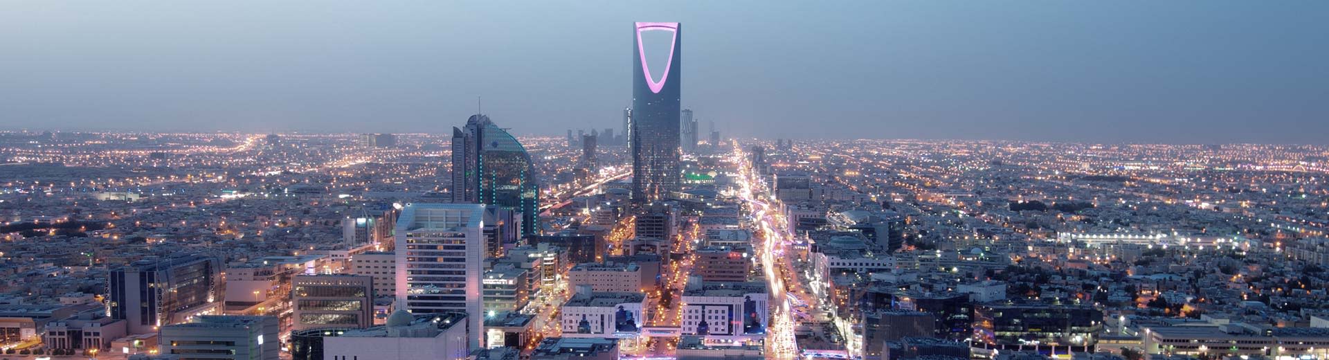 Le système de grille tentaculaire de Riyad domine la vue, avec le célèbre gratte-ciel d'ouvre-bouteille perché iconiquement.