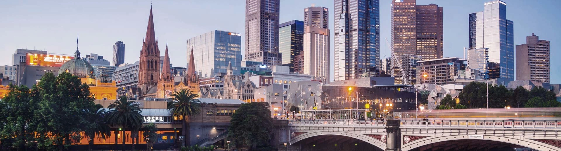 Wolkenkratzer und Brücken von Melbourne im Halblicht der Dämmerung.
