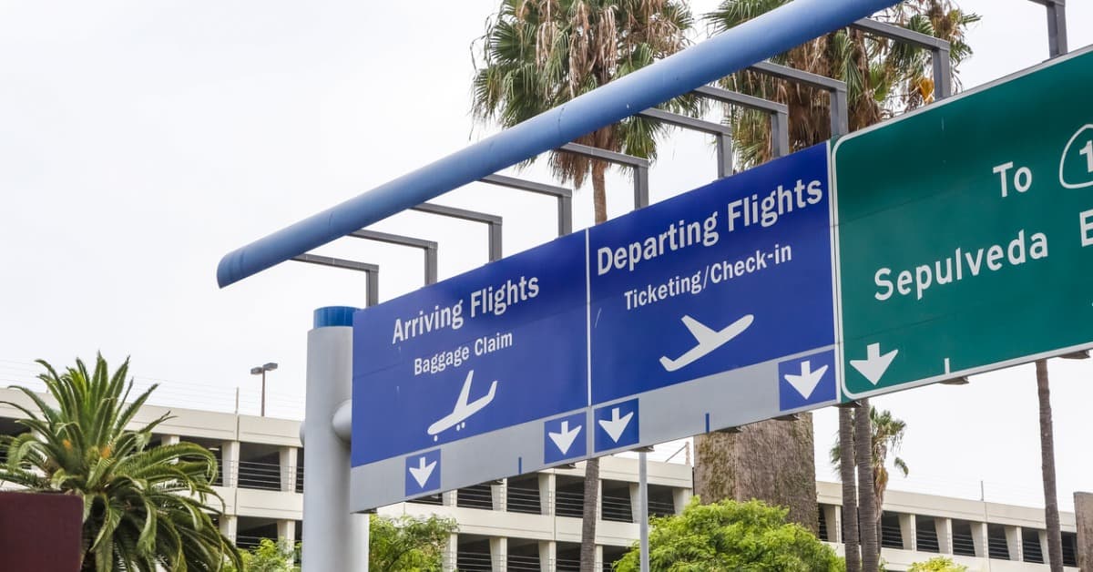 <figcaption>The new process affects pickups from arrivals, but not drop-offs at departures.  <em>Image credit: P_Wei/iStock</em> </figcaption>