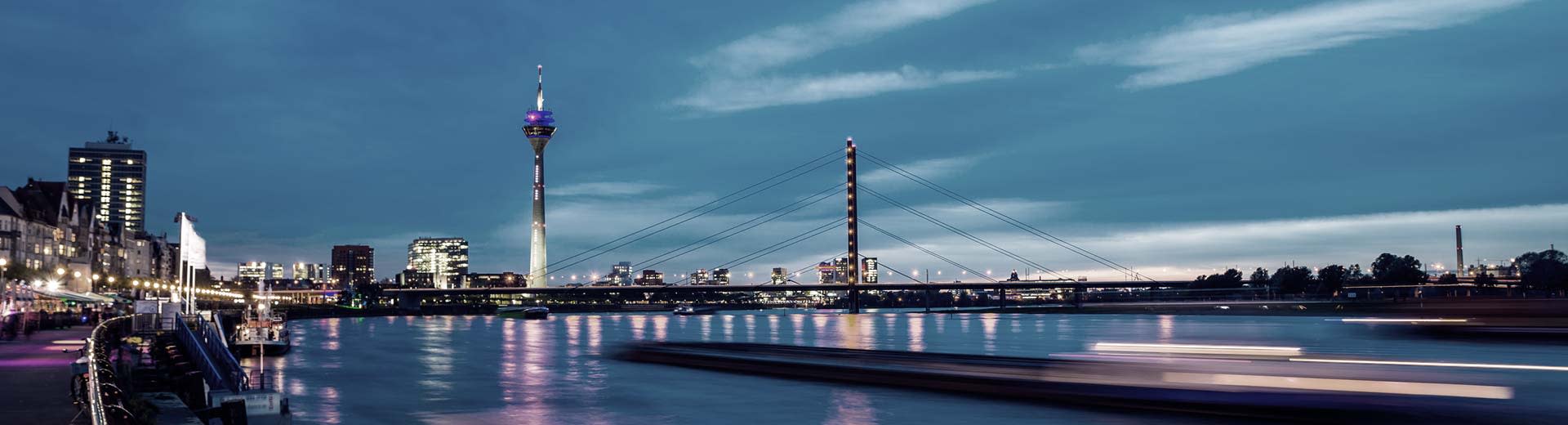 Les bâtiments et les tours percent le ciel nocturne au-dessus de Dusseldorf.