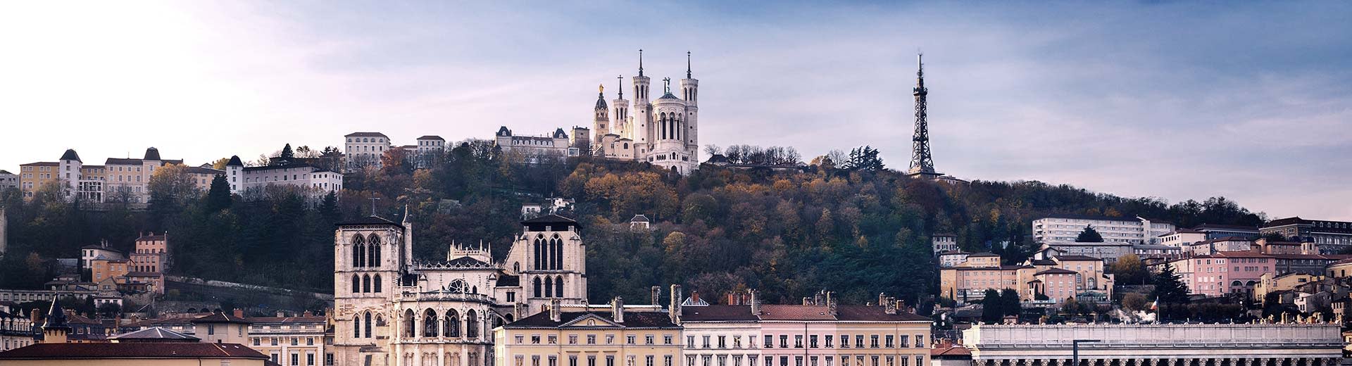 Des clochers de l'église au-dessus de la belle ville française de Lyon.