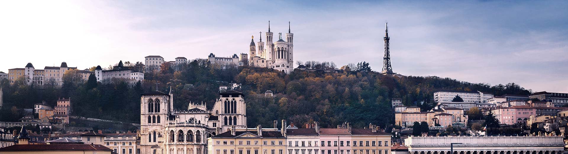 美丽的法国城市里昂上空的教堂尖塔。