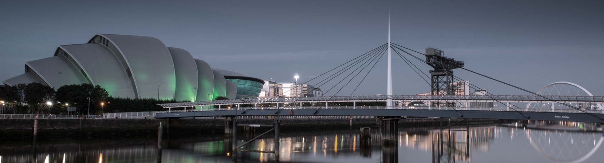 El famoso edificio Armadillo en Glasgow a lo largo de las orillas del río Clyde.