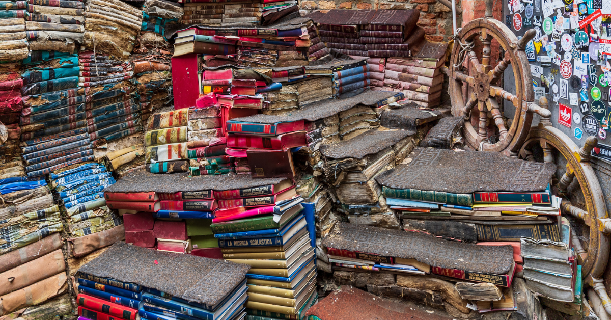 <figcaption class="wp-element-caption">Libreria Acqua Alta, Venice. <em>Image credit: Wikimedia</em></figcaption>