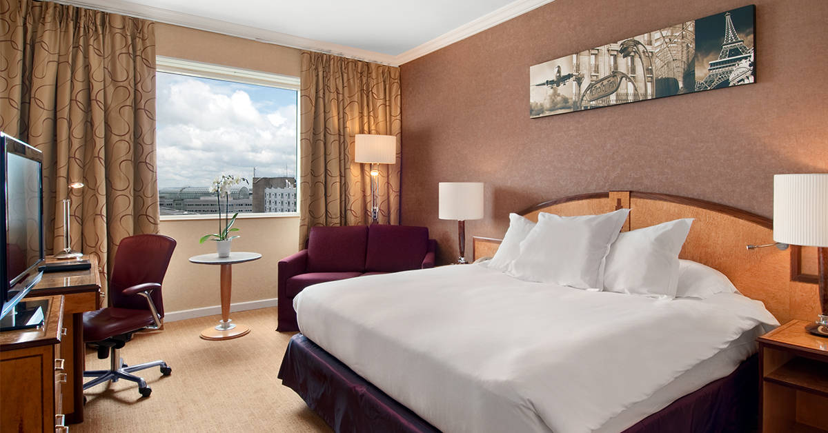 <figcaption>Hilton Paris Charles De Gaulle Airport Hotel King Executive Room. <em>Image credit: Hilton</em></figcaption>