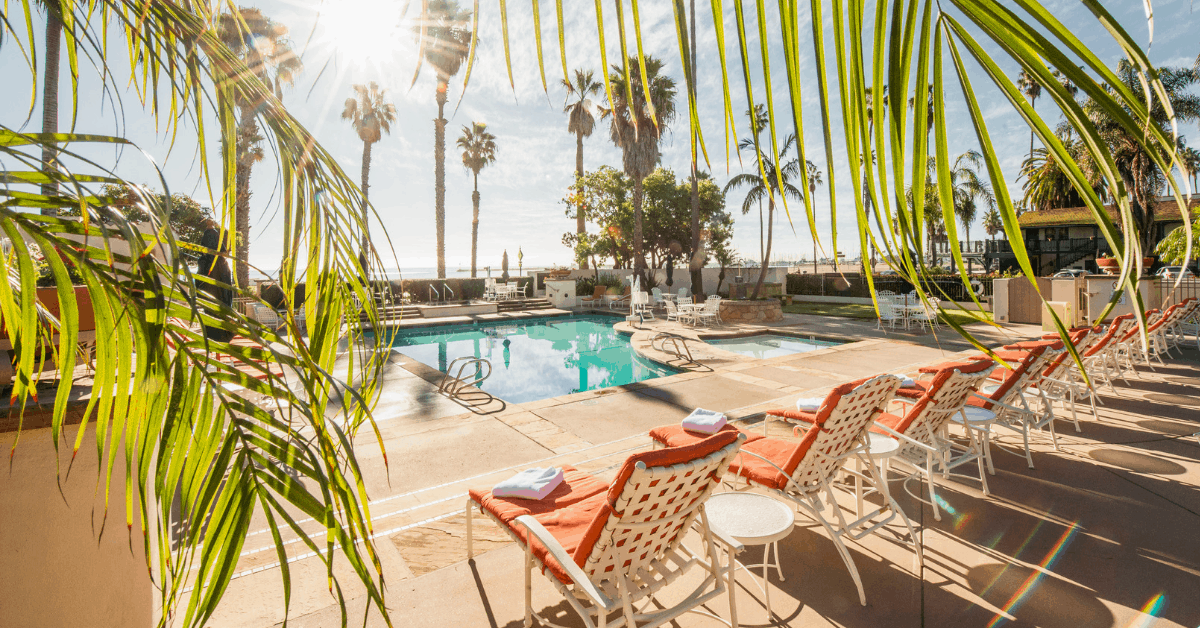 <figcaption class="wp-element-caption">Sit poolside at Harbor View Inn.<em> Image credit: Harbor View Inn</em></figcaption>