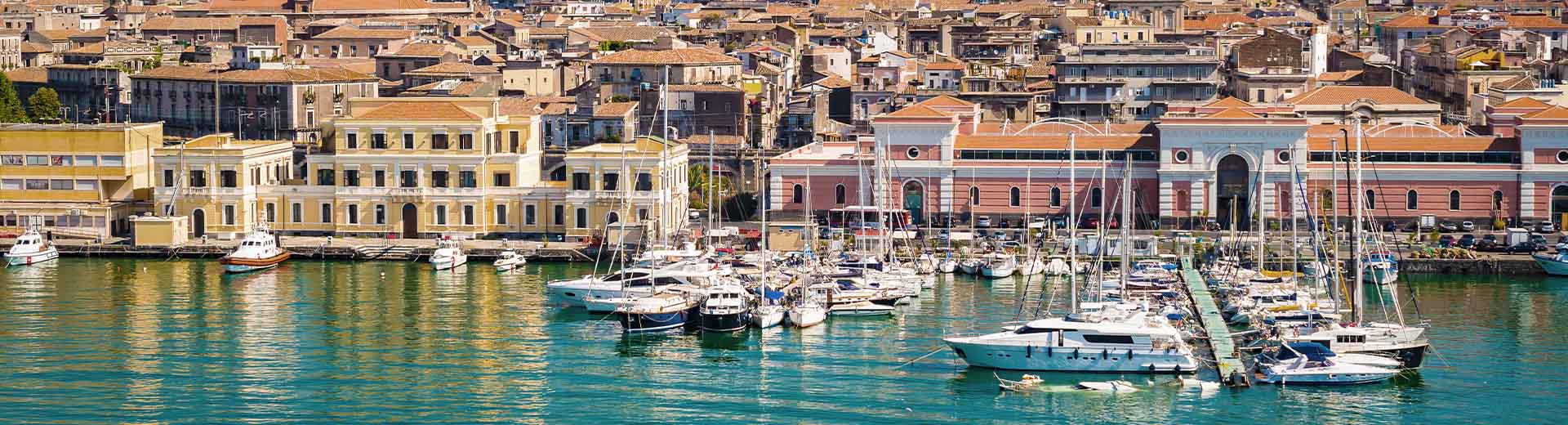 Les eaux turqoise par une journée claire et chaude à Catania.