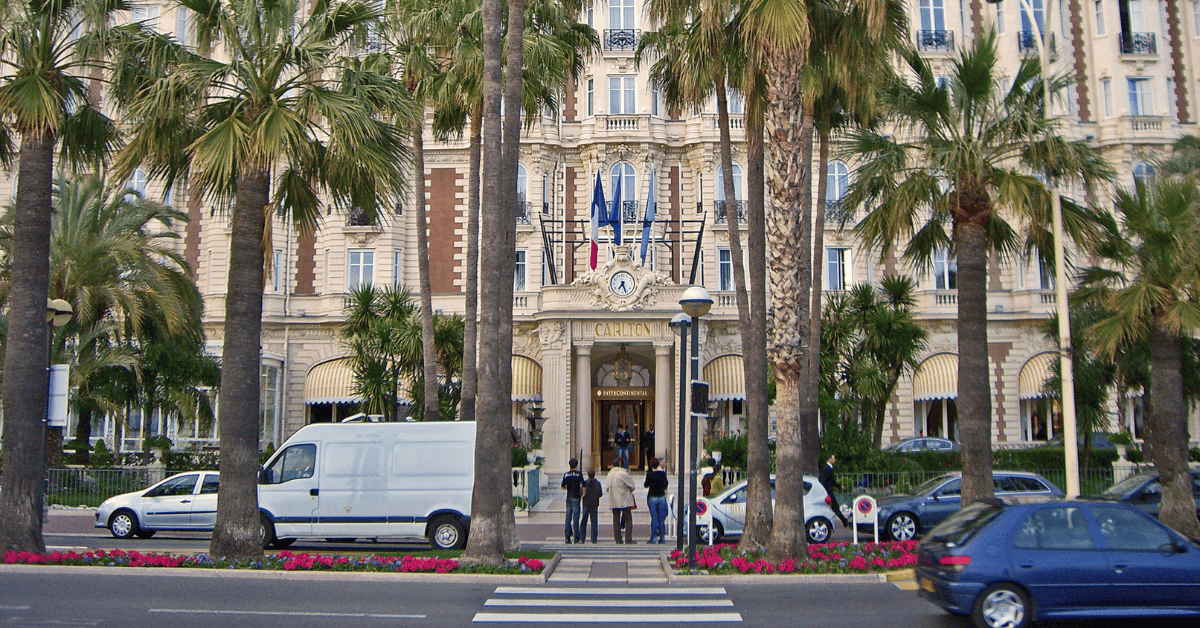 <figcaption class="wp-element-caption">Indulge in exquisite dining at InterContinental Carlton Cannes, overlooking the Mediterranean Sea. <em>Image credit: Bs0u10e0/Flickr</em></figcaption>