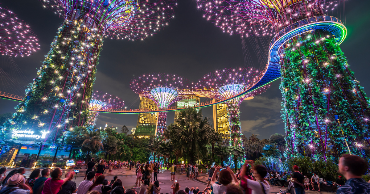 <figcaption class="wp-element-caption">Gardens by the Bay features iconic Supertrees and vibrant floral displays, redefining urban green spaces in Singapore. <em>Image credit: kitzcorner/Gettyimages</em></figcaption>