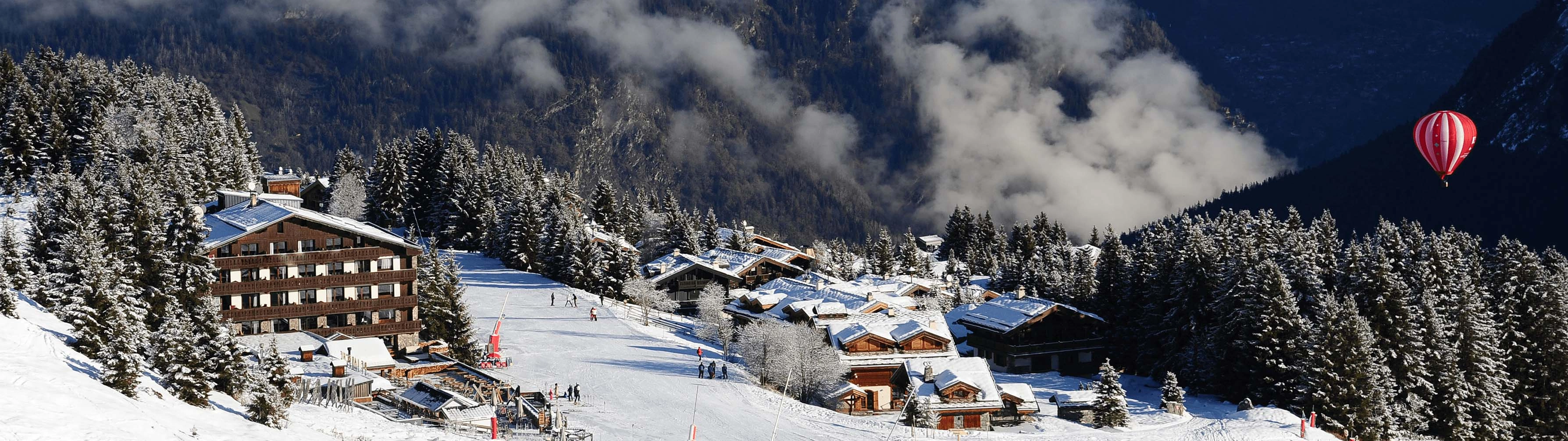 Une épaisse couche de neige couvre les pentes blanches de Courchevel.