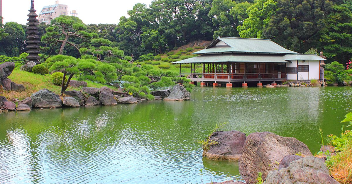 <figcaption class="wp-element-caption">Kiyosumi Teien is a beautiful Japanese garden located in the Koto ward of Tokyo. <em>Image credit: Wikimedia</em></figcaption>