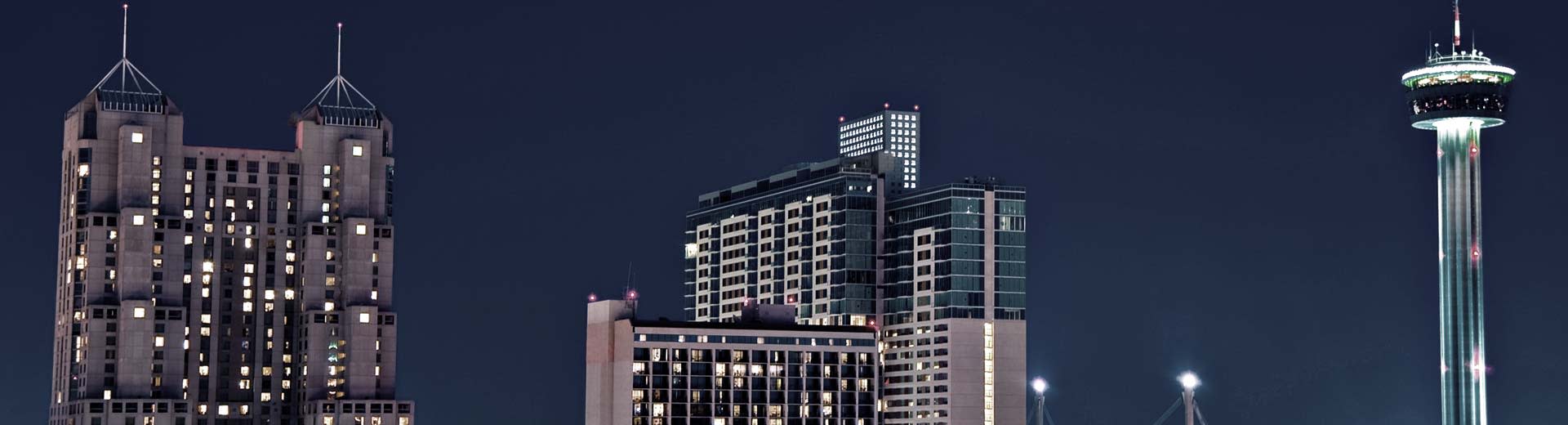Zwei imposante Wolkenkratzer durchbohren den starslosen Nachthimmel in San Antonio.