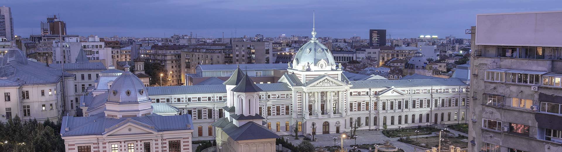 Birds Augenblick auf Bukarest City mit Coltea Hospital im Fokus. Abendleuchte blauer Himmel und Stadt.