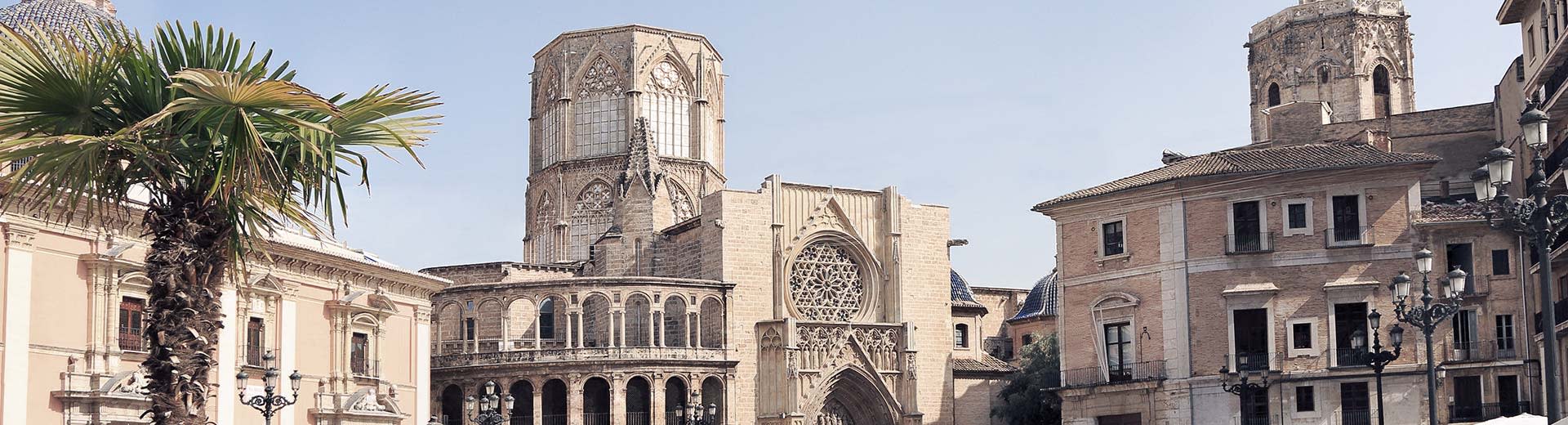 明るく晴れた日のバレンシアの美しいムーア建築。