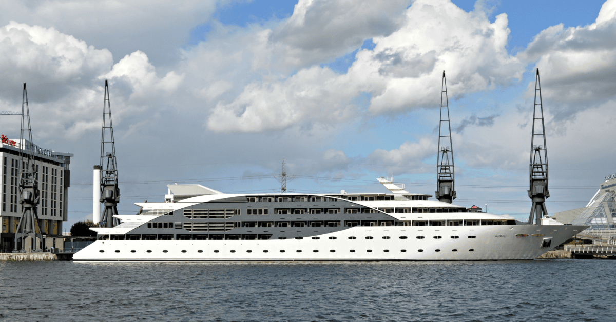 <figcaption class="wp-element-caption">Indulge in luxury aboard Sunborn London Yacht Hotel, offering elegant accommodations and stunning Thames views. <em>Image credit: Wikimedia </em></figcaption>