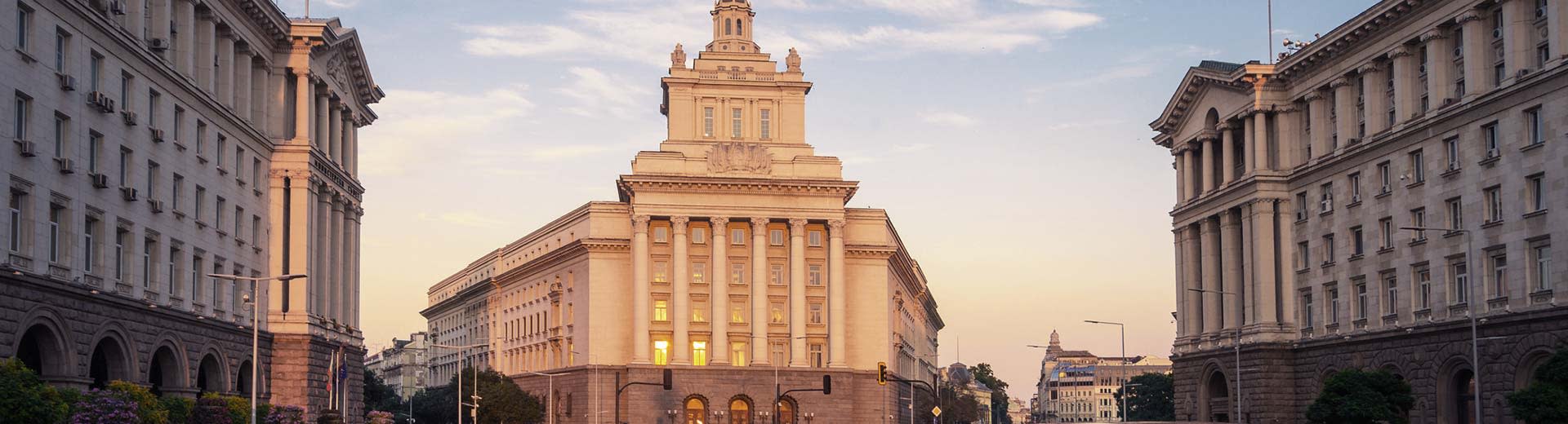 Une belle et historique de la place de la ville à Sofia, avec des bâtiments historiques illuminés par le soleil couchant.