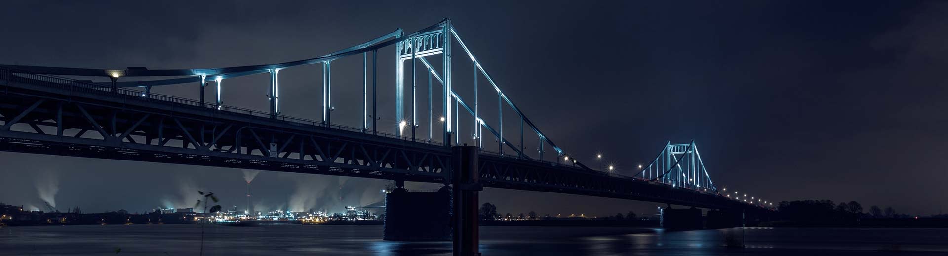 Un grand pont de suspension à Krefeld la nuit.