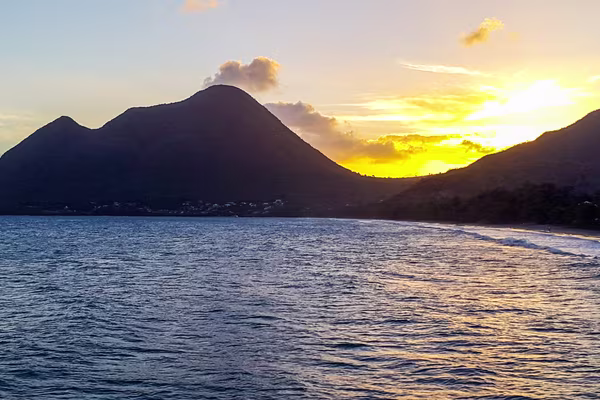 coucher de soleil femme couchee location voiture martinique 600x400