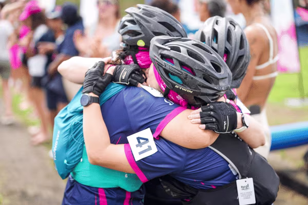 Solidarity between Raid des Alizés participants