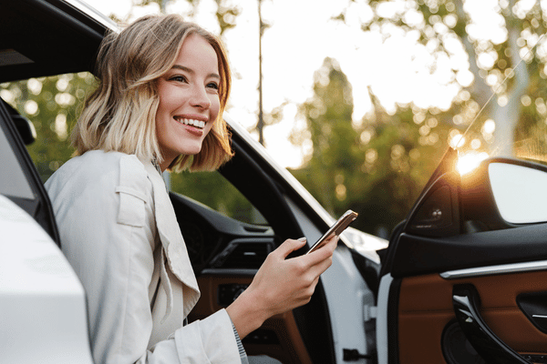 location voiture martinique generic femme et téléphone dans une voiture 600x400