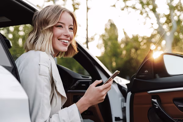 location voiture martinique generic femme et téléphone dans une voiture 600x400