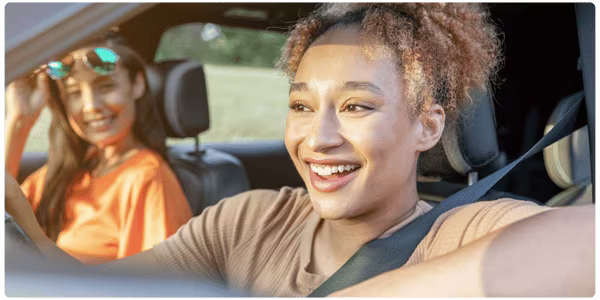 location voiture femme au volant 600x300