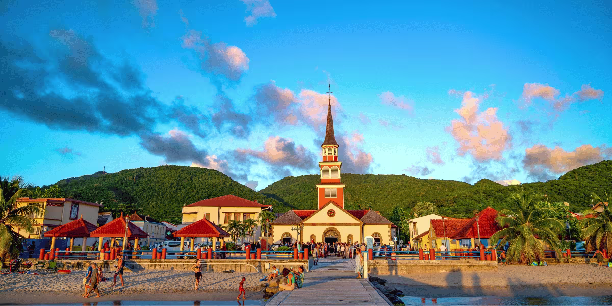 Les Anses d'Arlet Martinique - Que voir, que faire - Vue de l'église et de son ponton