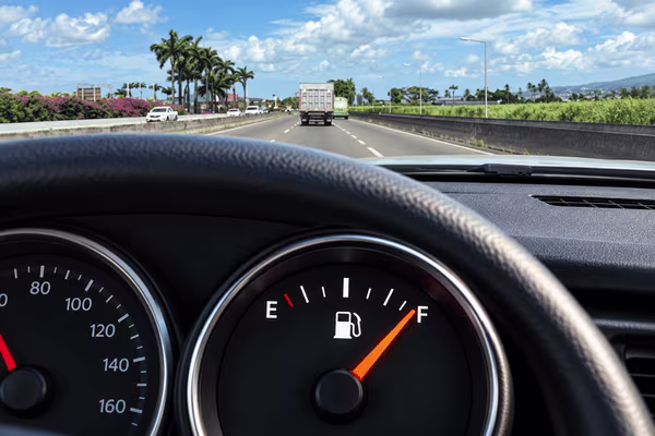 Jauge de carburant sur une route de Martinique
