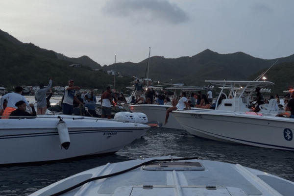 Des centaines de bateaux rejoignent la Mercury Beach par la mer