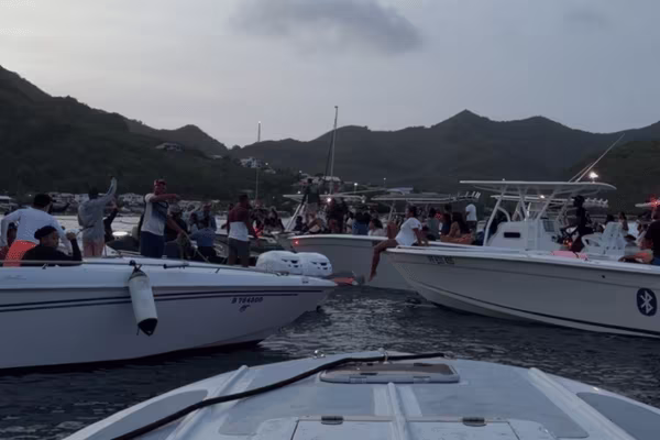 Des centaines de bateaux rejoignent la Mercury Beach par la mer