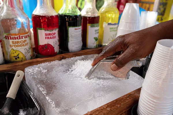 Preparing shaved ice for a Martinican sinobol