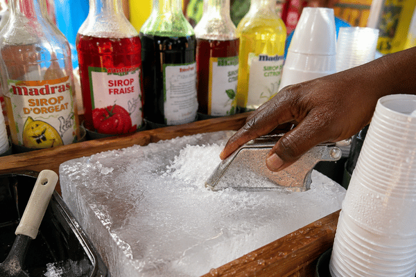 Préparation de la glace pilée pour un sinobol en Martinique