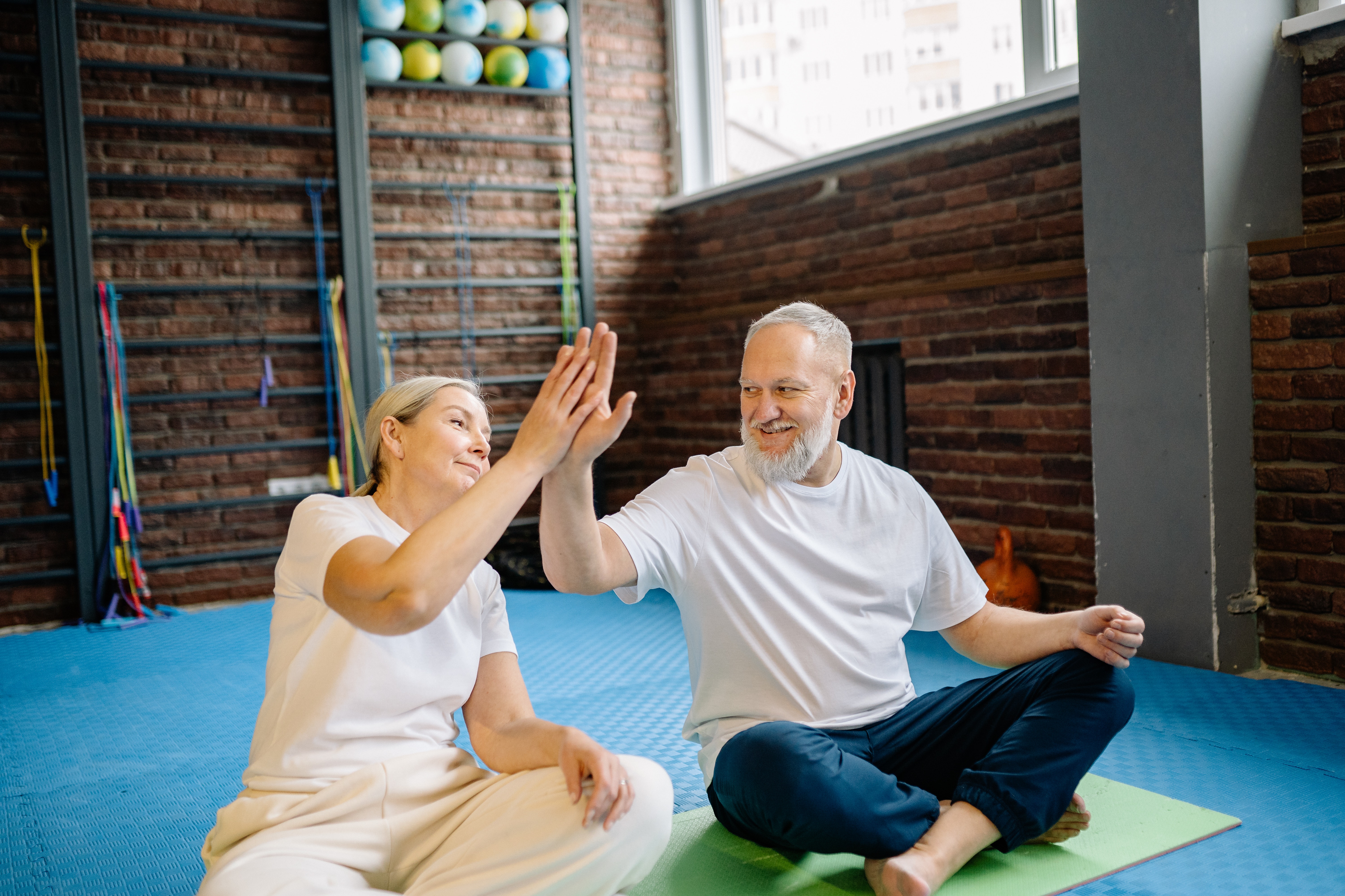 a couple high fiving at a gym workout